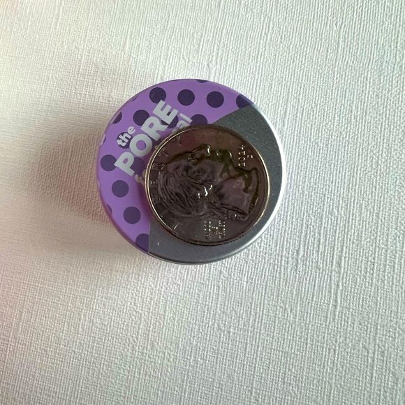 Benefits cosmetics bag and deluxe samples. - Picture 4 of 10